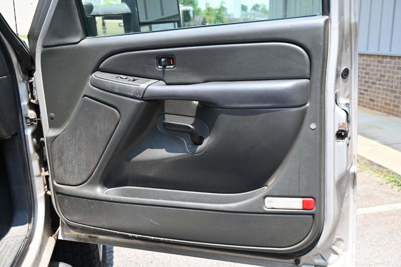 Used 2006 Chevrolet Silverado 2500 LT w/ Skid Plate Package AWD/4WD image 19