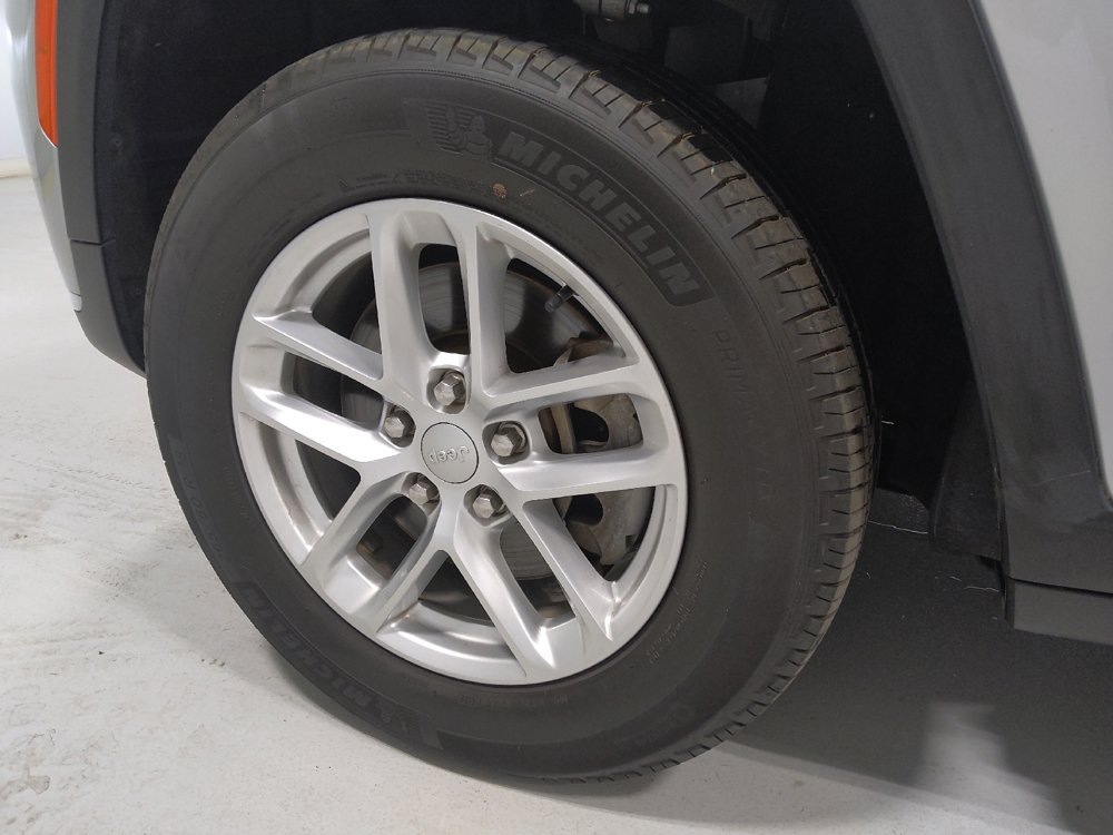 Used 2023 Jeep Grand Cherokee L Laredo AWD/4WD image 31