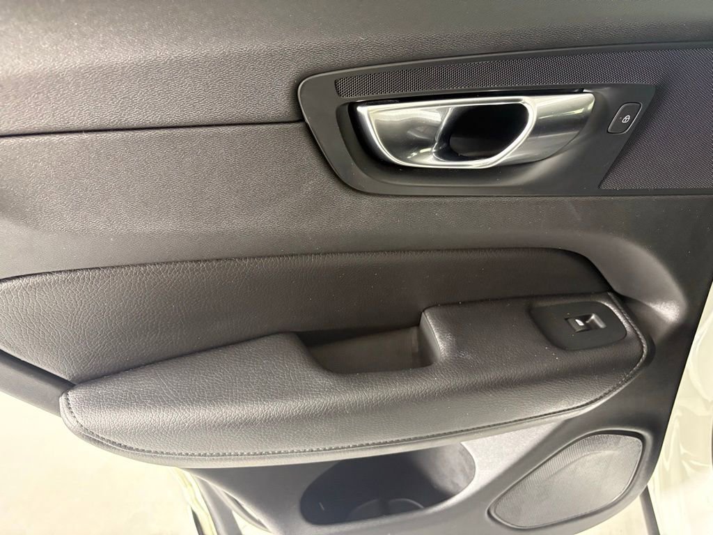 Used 2020 Volvo XC60 T5 Momentum image 33