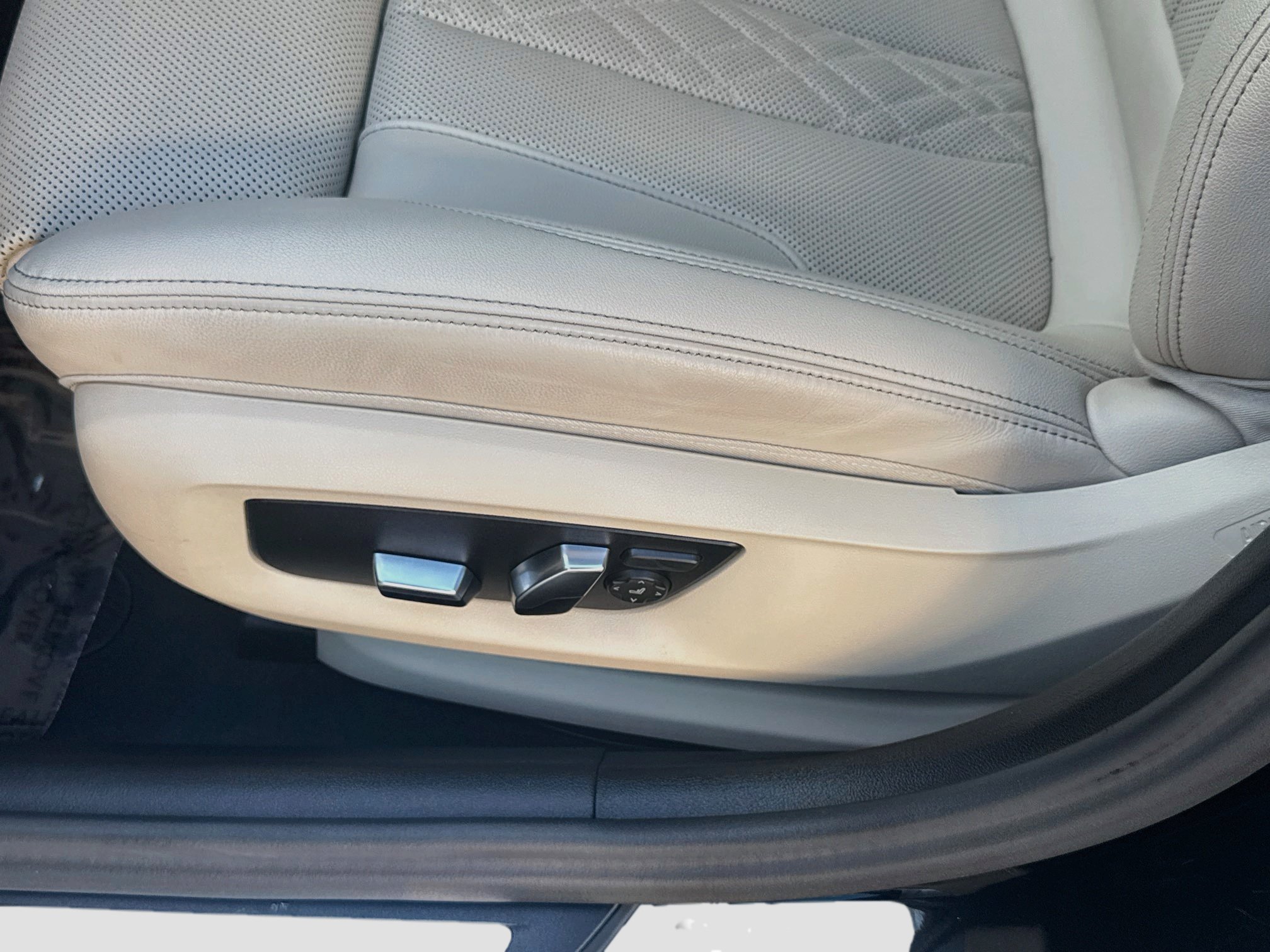 Used 2023 BMW 530i w/ Convenience Package RWD image 18