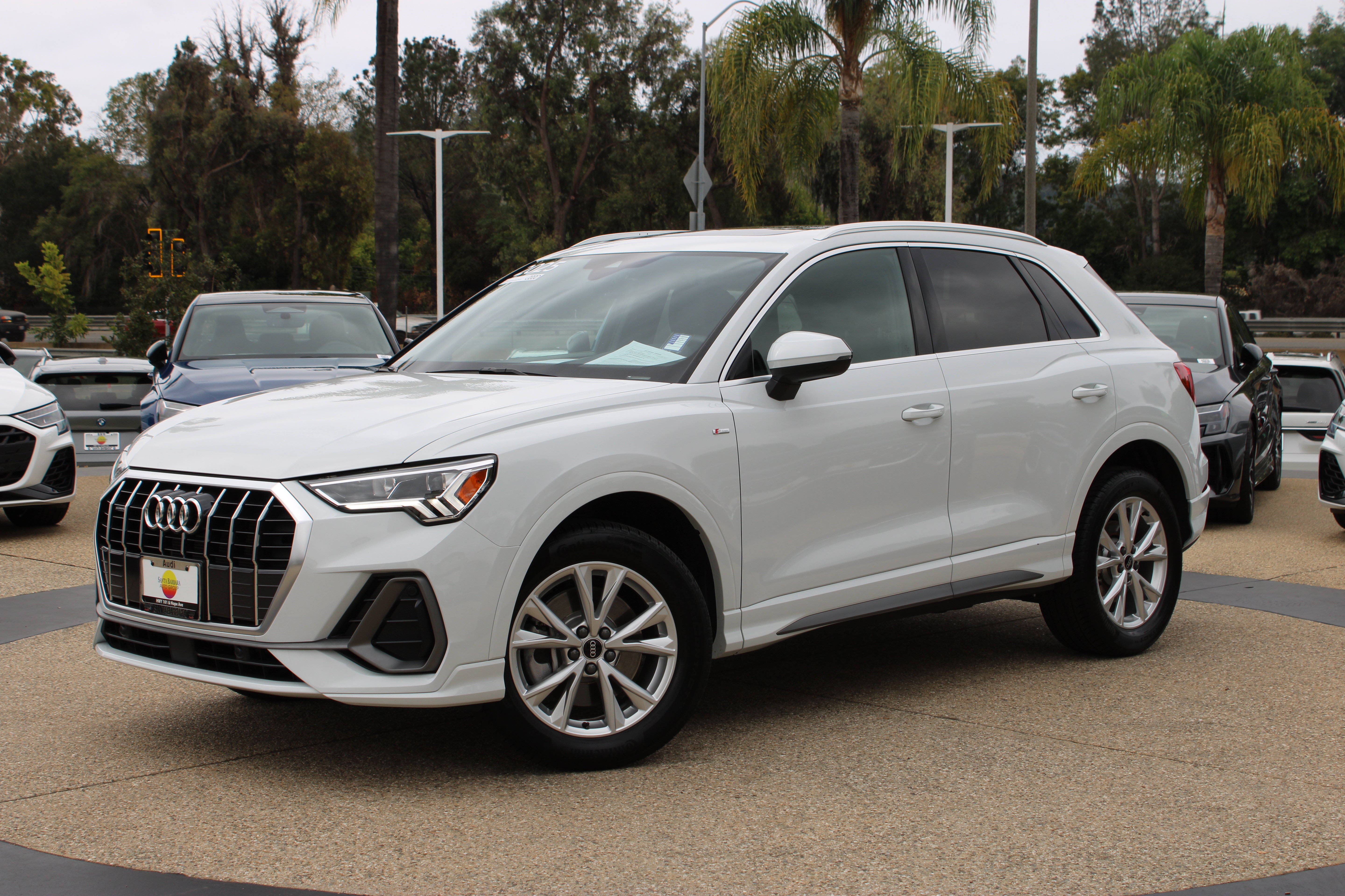 Certified 2025 Audi Q3 2.0T Premium w/ Convenience Package AWD/4WD image 1