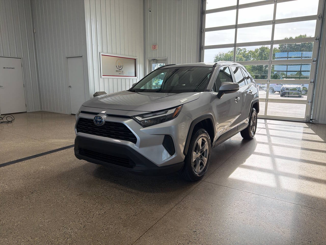 Used 2022 Toyota RAV4 XLE AWD/4WD image 2