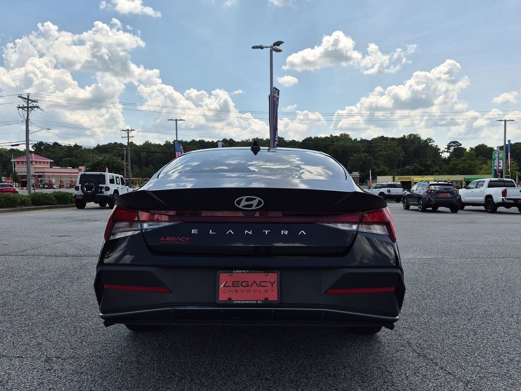 Used 2025 Hyundai Elantra SE FWD image 4