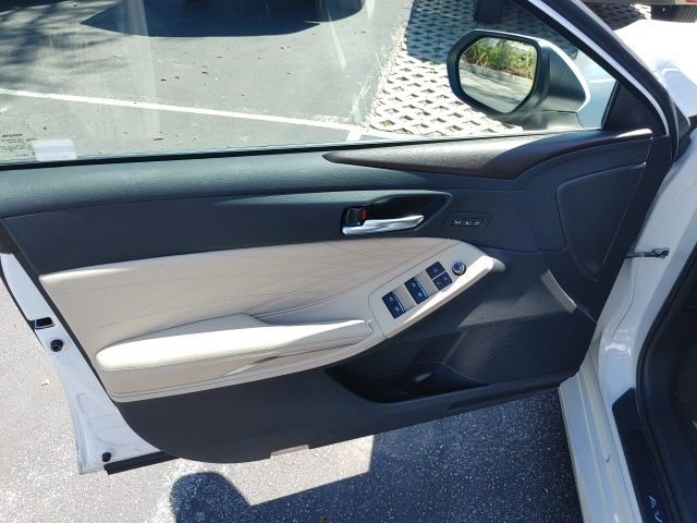 Used 2019 Toyota Avalon Limited image 5