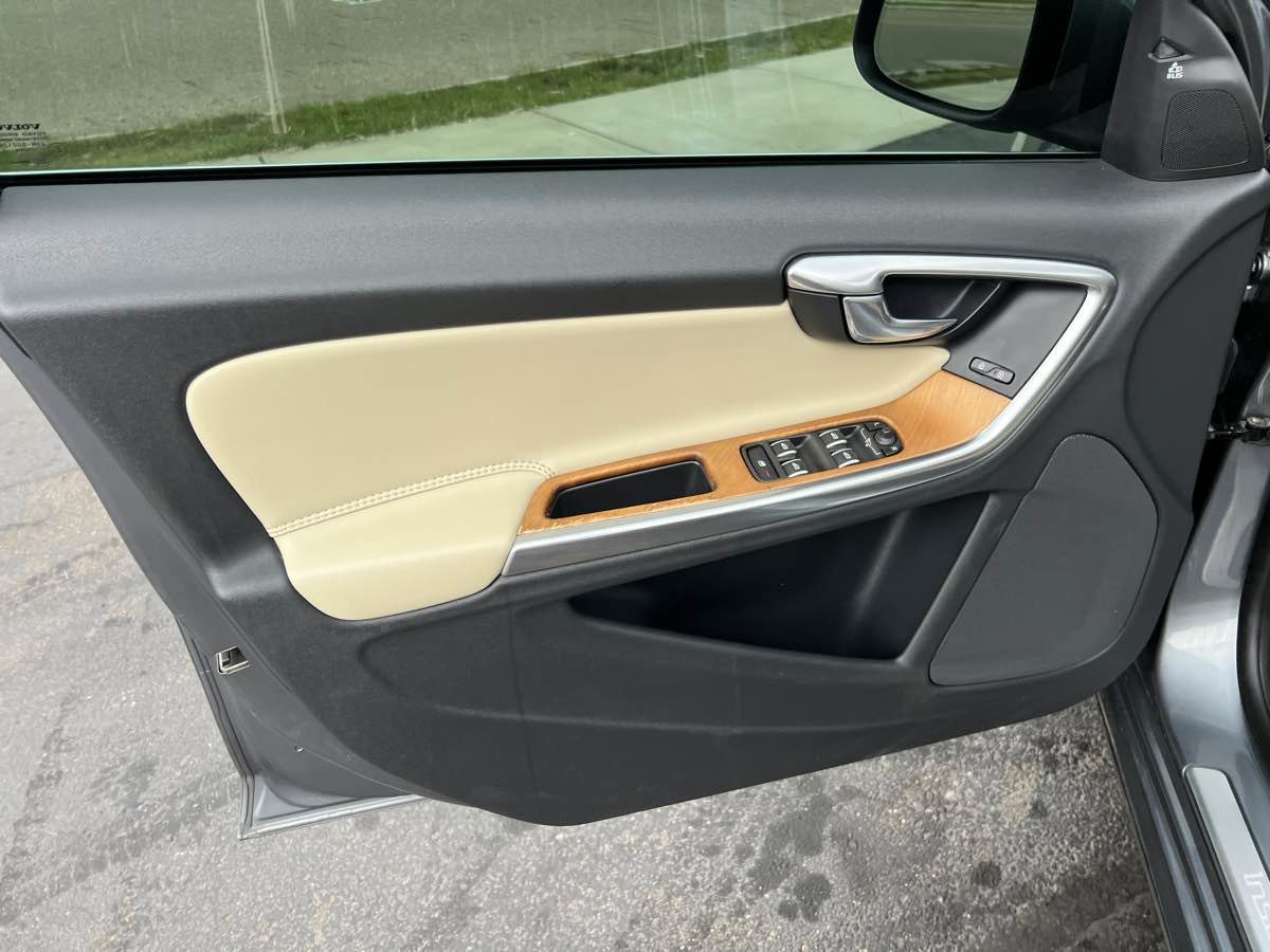 Used 2018 Volvo S60 T5 Inscription Platinum image 11