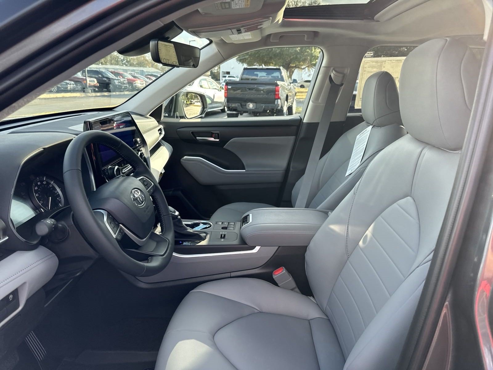 New 2025 Toyota Highlander XLE FWD image 13