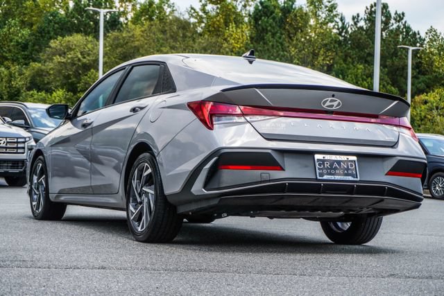 Certified 2025 Hyundai Elantra SEL FWD image 11