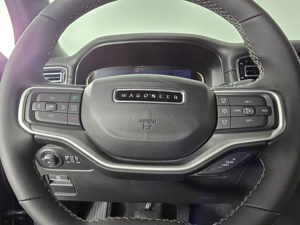 New 2025 Jeep Wagoneer L Series II w/ HD Trailer Tow Package w/25F image 18