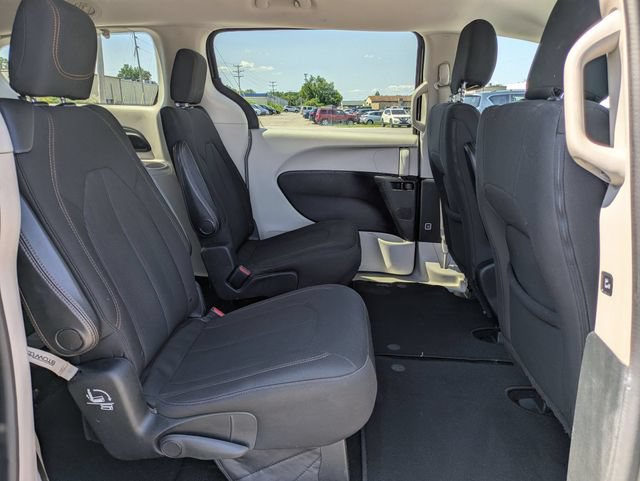 Used 2017 Chrysler Pacifica Touring FWD image 24