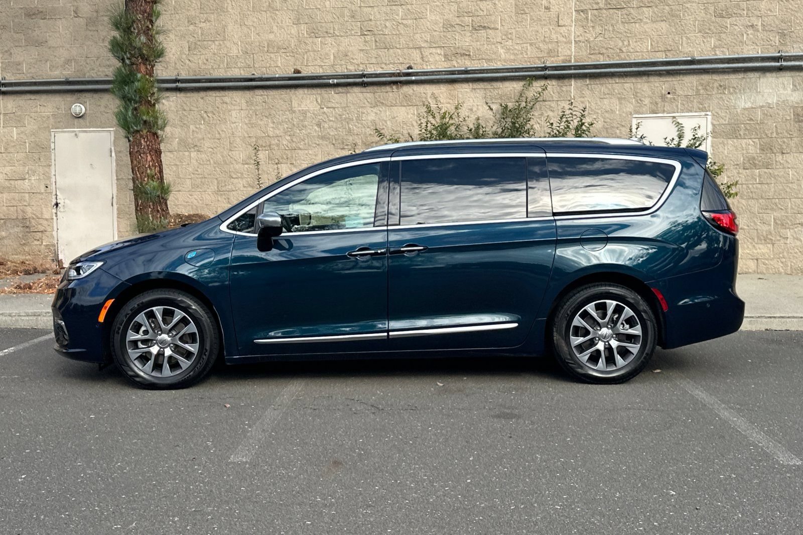 Used 2023 Chrysler Pacifica Pinnacle FWD image 6