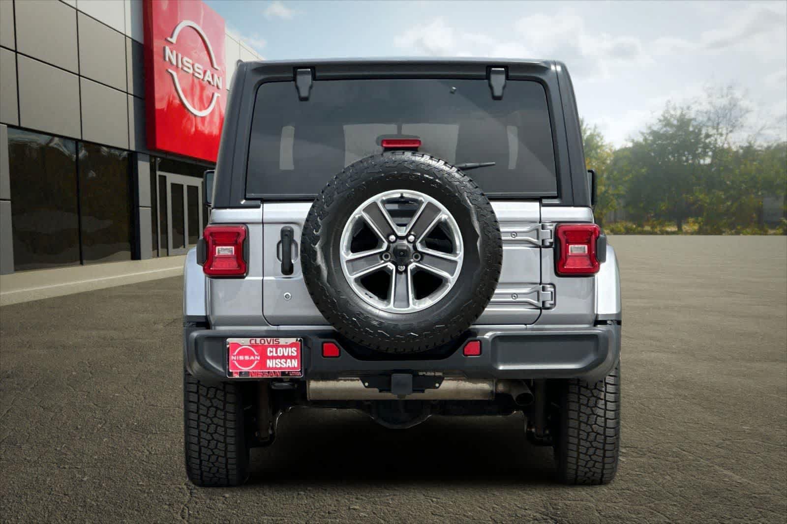 Used 2018 Jeep Wrangler Unlimited Sahara AWD/4WD image 8