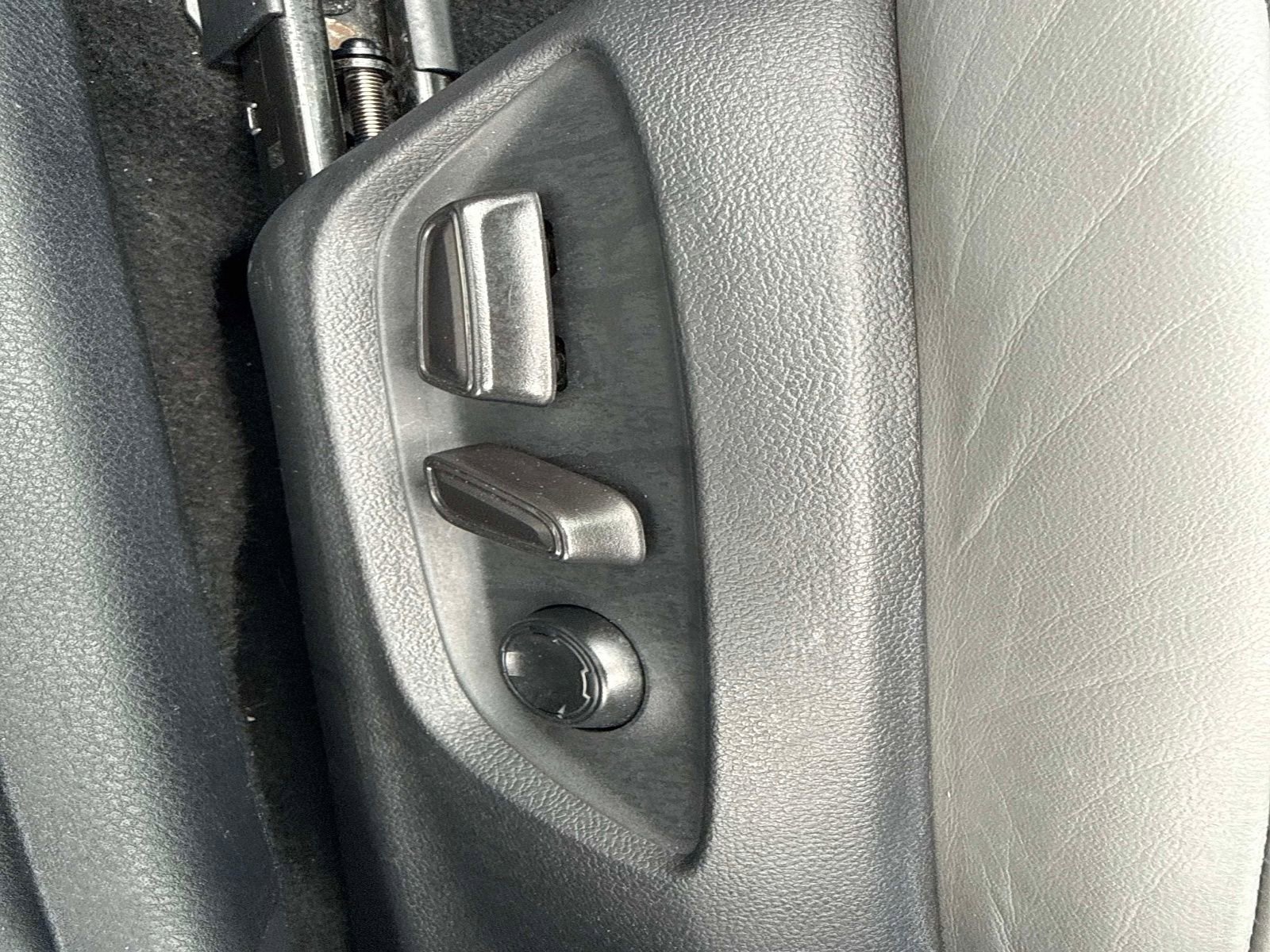 Used 2020 Toyota Avalon Limited image 19