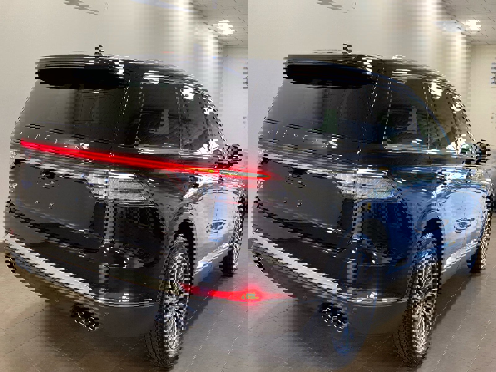 Used 2023 Lincoln Aviator Reserve w/ Equipment Group 201A image 7