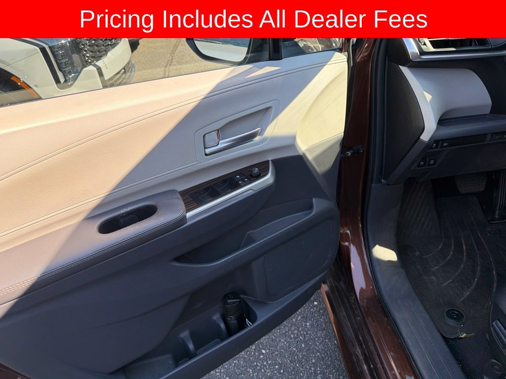 Used 2023 Toyota Sienna XLE FWD image 7