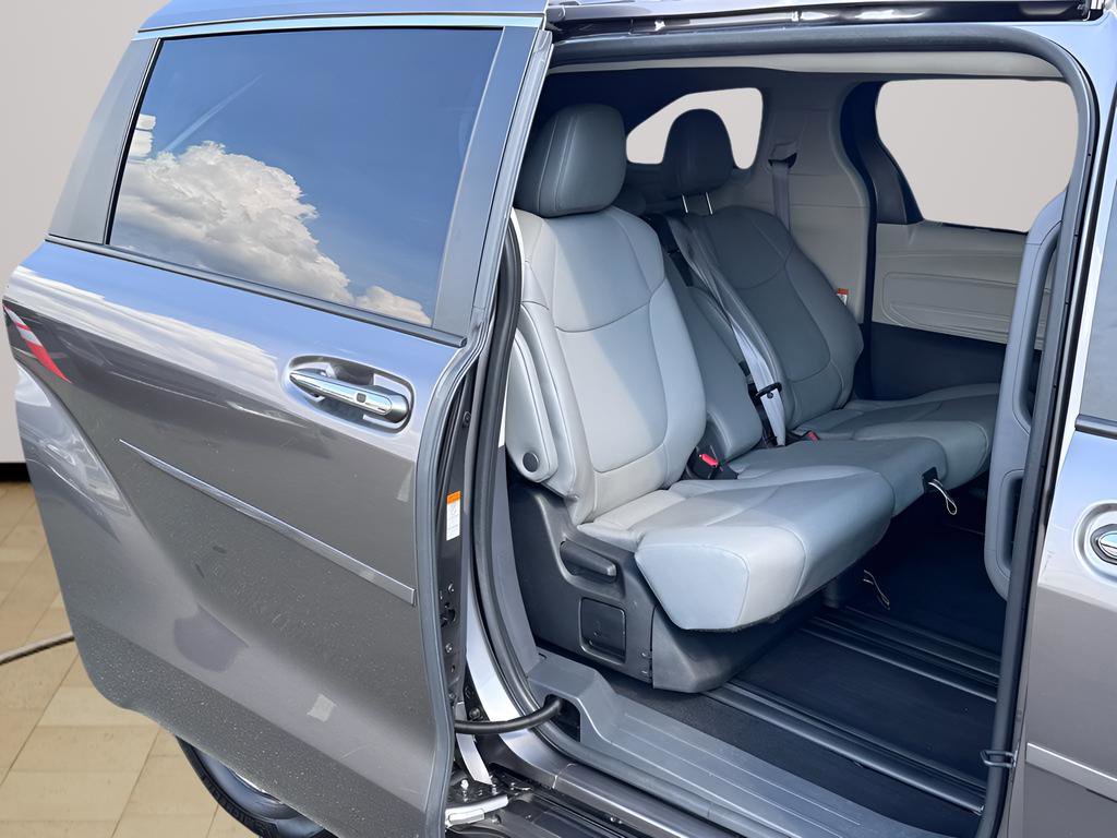 Used 2022 Toyota Sienna XLE w/ XLE Plus Package image 31
