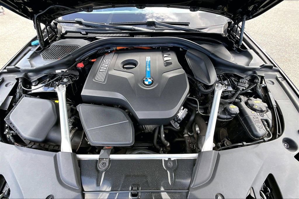 Used 2019 BMW 530e w/ M Sport Package image 9