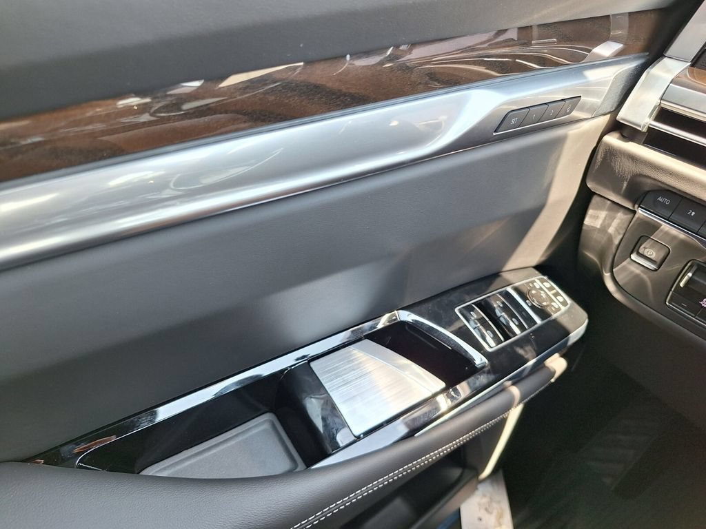 New 2026 Cadillac Escalade Platinum Sport w/ LPO, ONYX Package AWD/4WD image 18