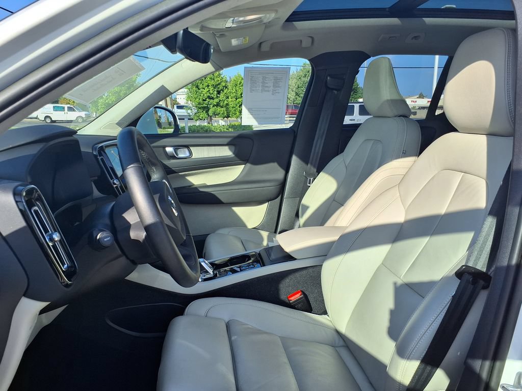 Certified 2023 Volvo XC40 B4 Plus w/ Climate Package FWD image 14