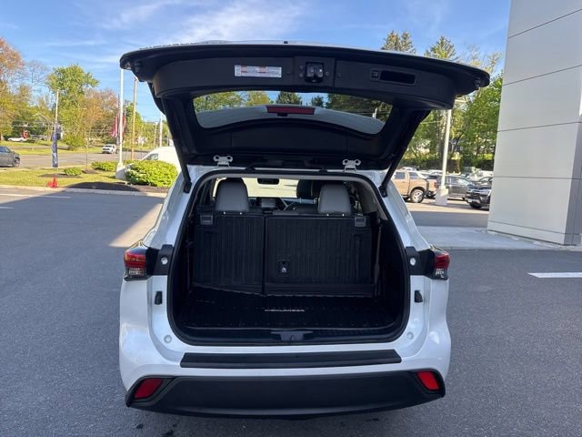 Used 2022 Toyota Highlander XLE AWD/4WD image 9