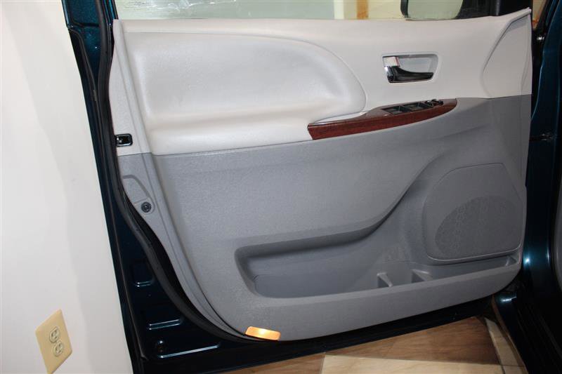Used 2012 Toyota Sienna XLE FWD image 23