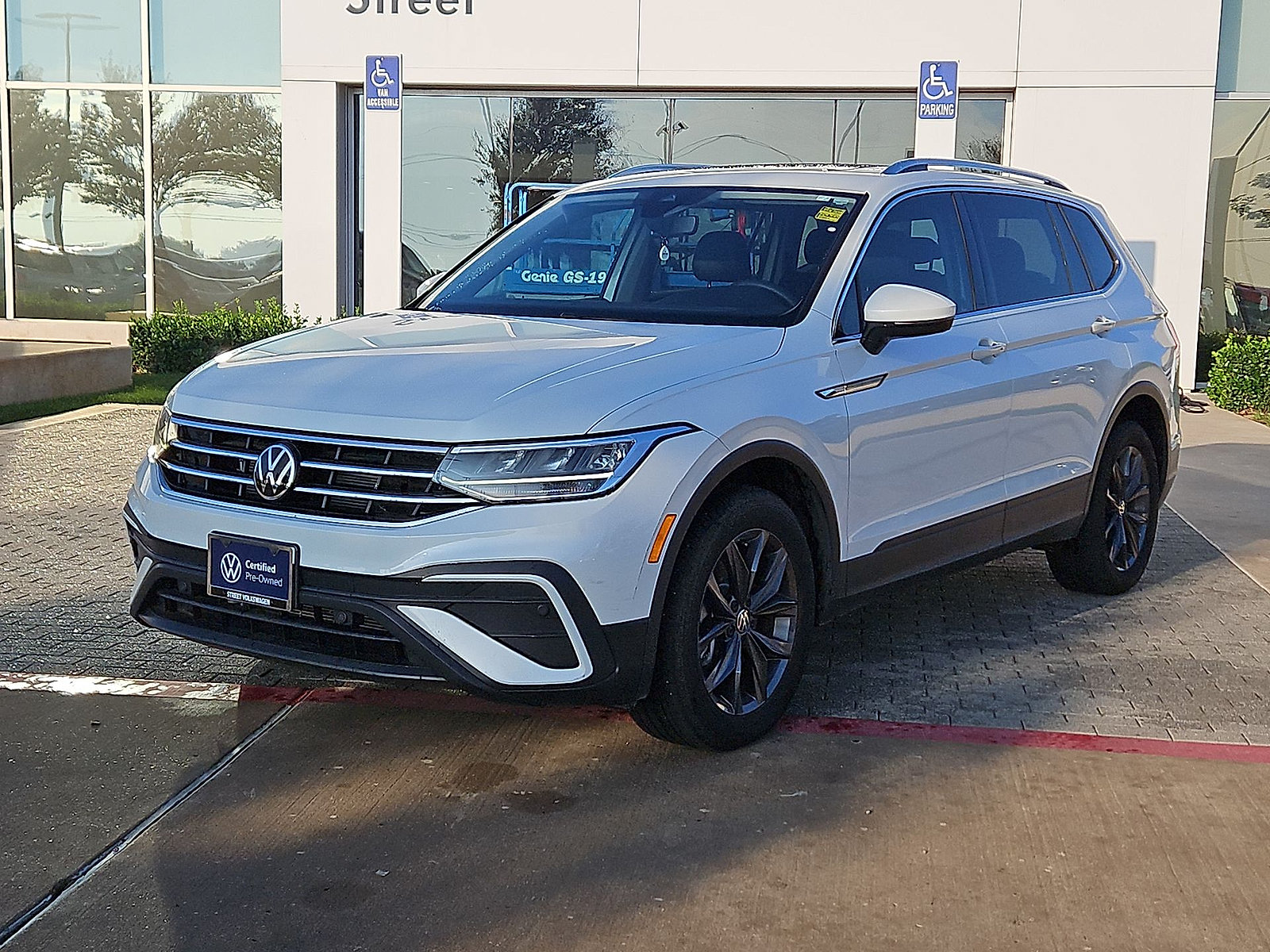 Certified 2023 Volkswagen Tiguan SE w/ Panoramic Sunroof Package FWD image 4