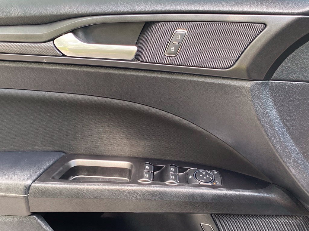 Used 2018 Ford Fusion SE w/ Equipment Group 601A FWD image 10