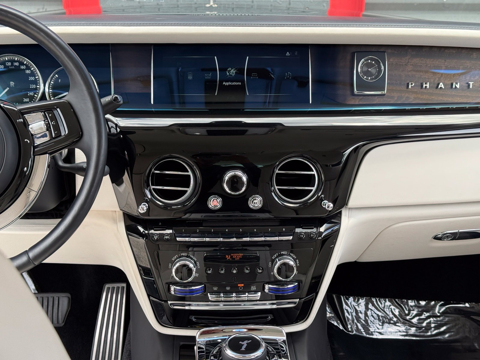 Used 2022 Rolls-Royce Phantom Sedan RWD image 38