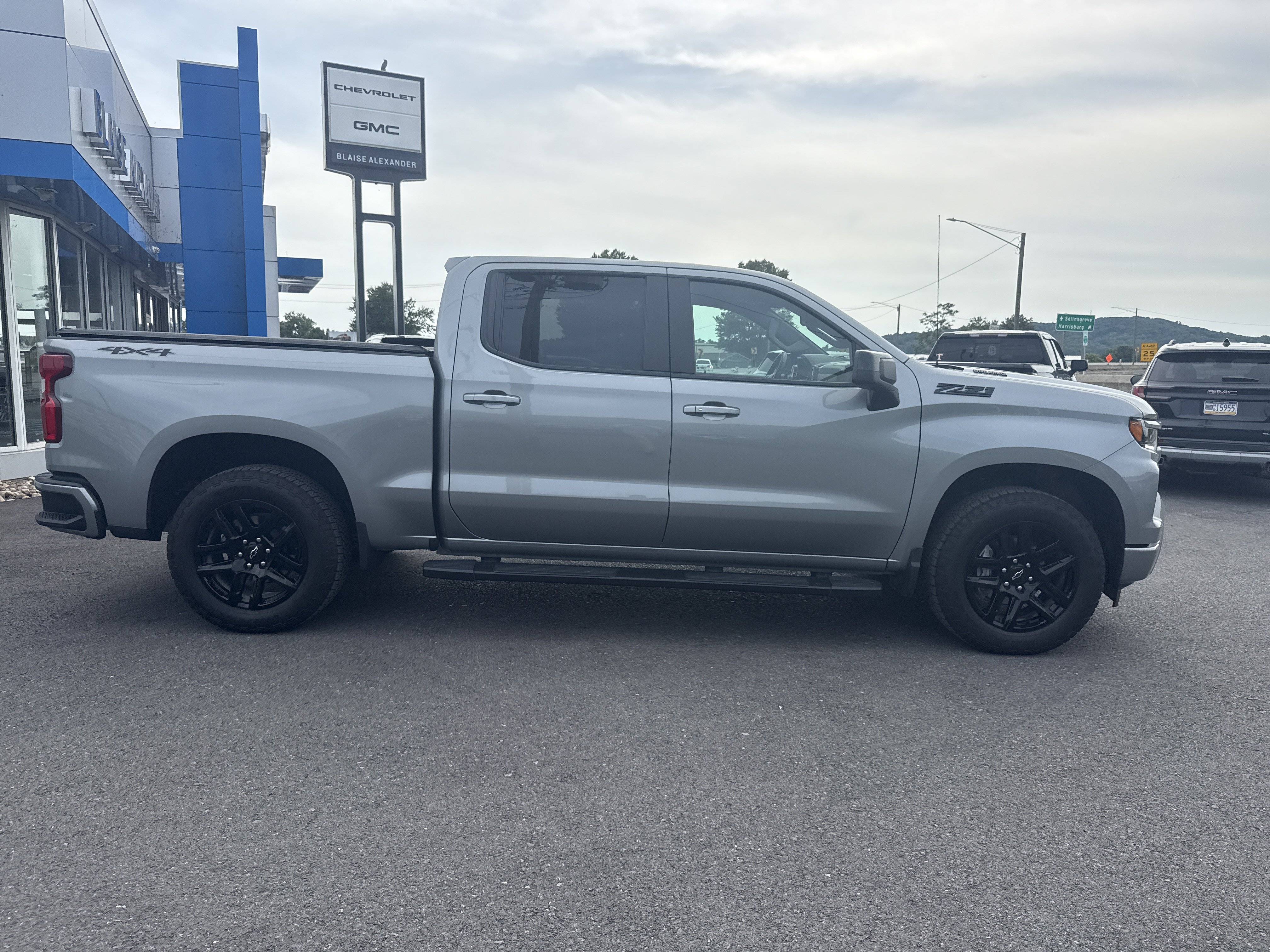 Used 2025 Chevrolet Silverado 1500 RST AWD/4WD image 2