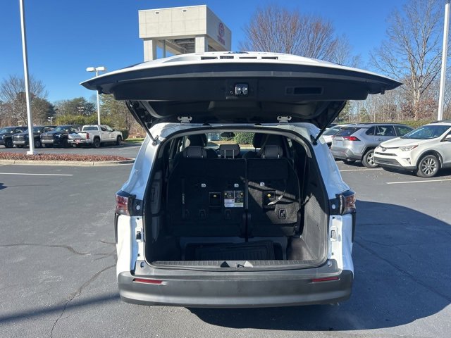 Used 2025 Toyota Sienna LE image 7