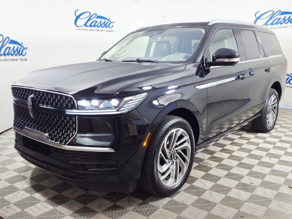 Used 2025 Lincoln Navigator Reserve AWD/4WD image 3