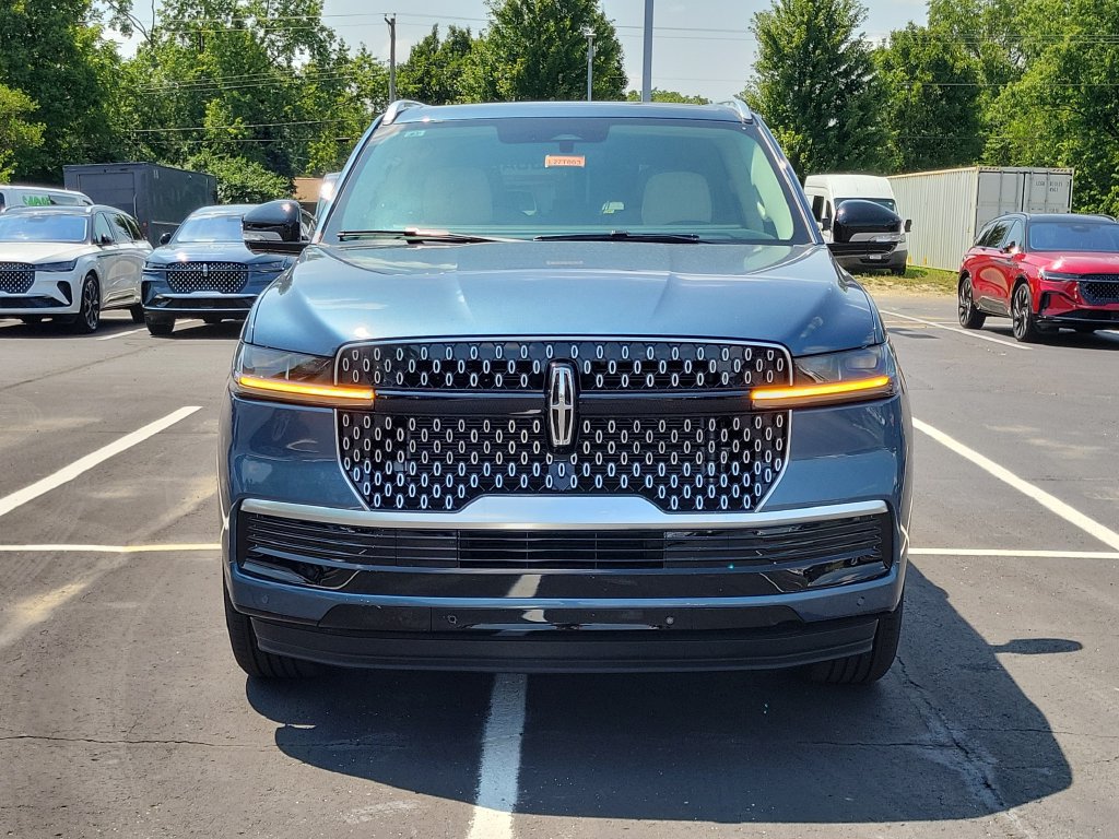 New 2027 Lincoln Navigator L Reserve AWD/4WD image 2