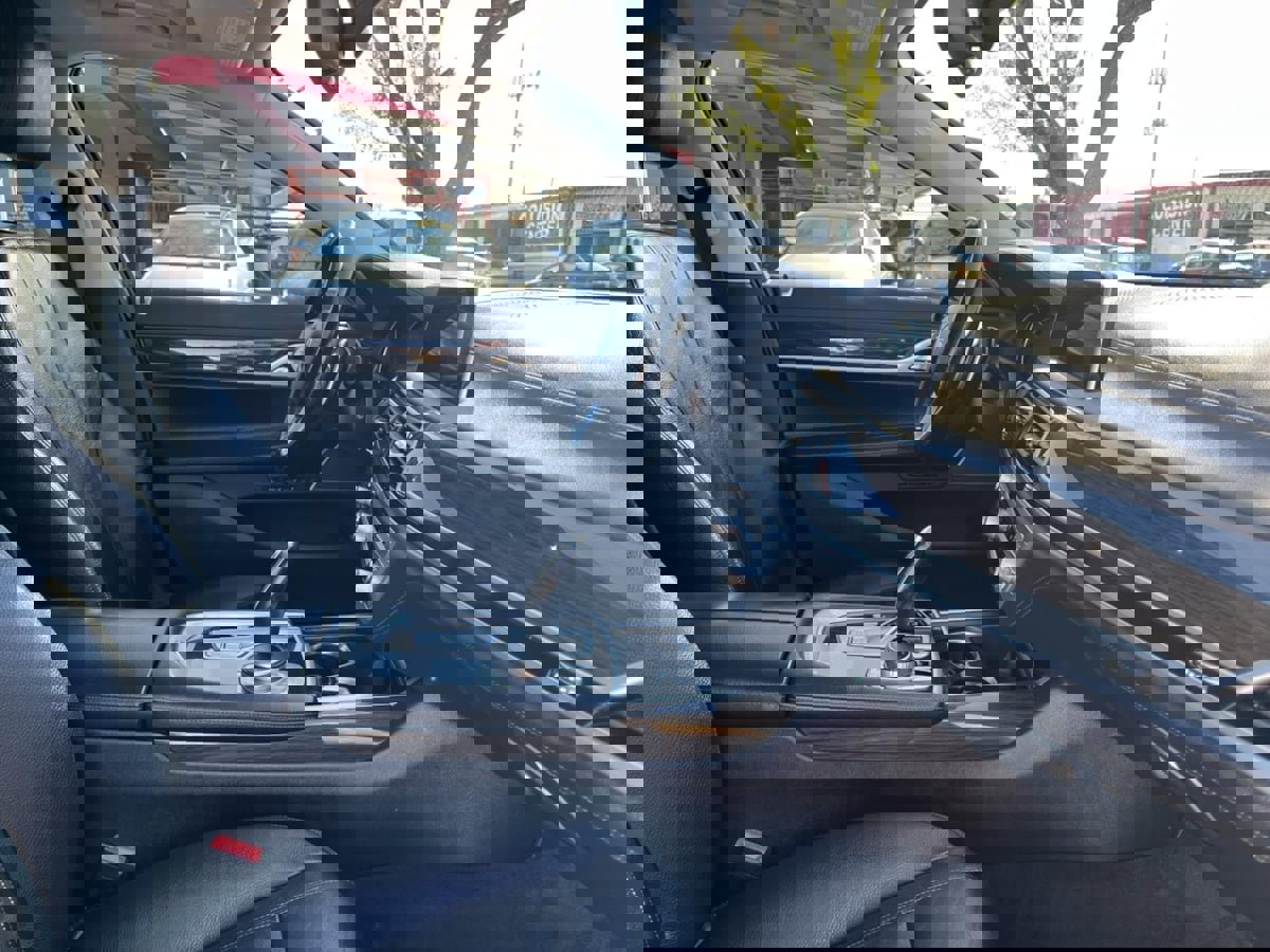 Used 2019 BMW 740i xDrive image 28