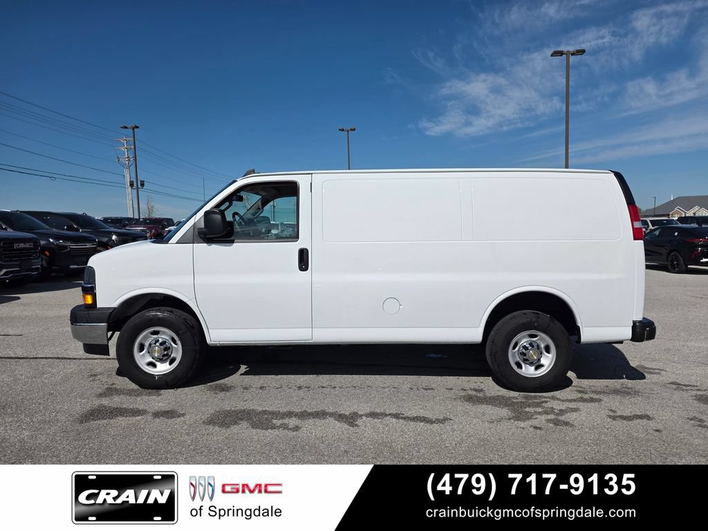 Used 2024 Chevrolet Express 3500 w/ Driver Convenience Package RWD image 4