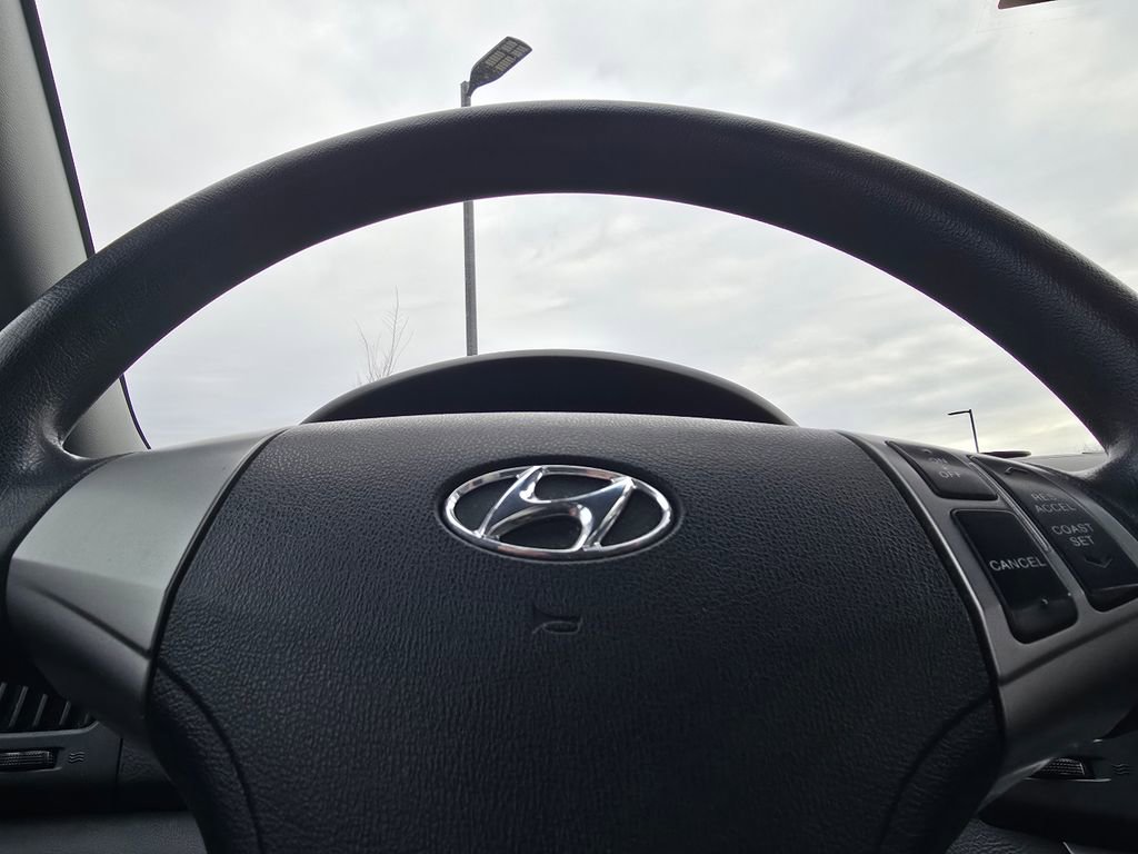 Used 2010 Hyundai Elantra GLS image 22