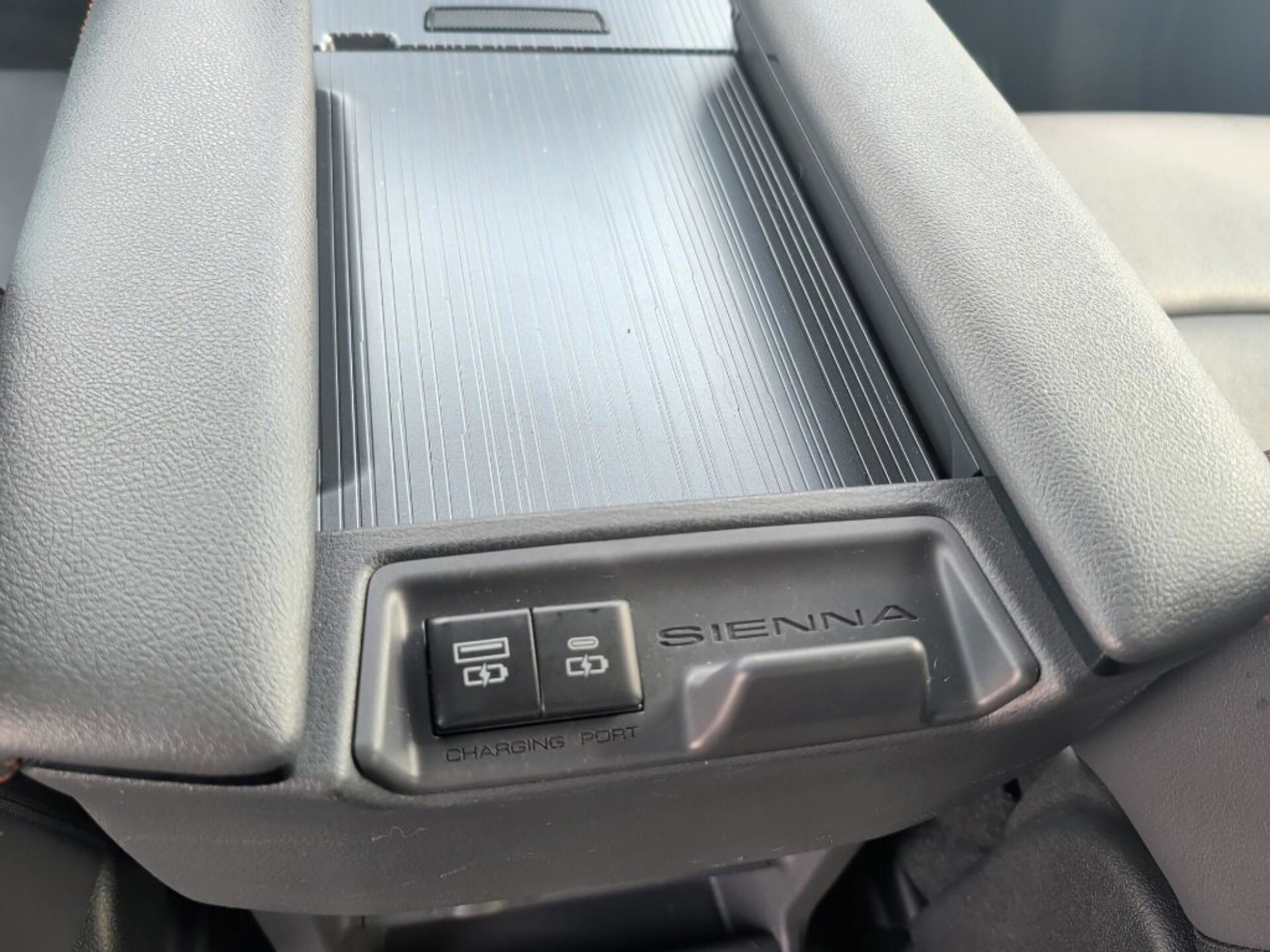 Used 2023 Toyota Sienna XSE w/ XSE Plus Package image 31