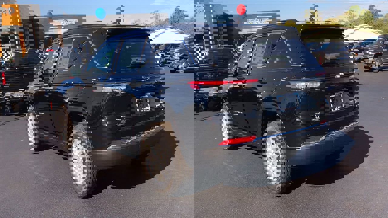 New 2025 Jeep Grand Cherokee Laredo X w/ Luxury Tech Group I image 6