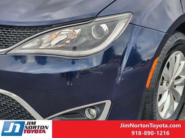 Used 2018 Chrysler Pacifica Touring-L image 10