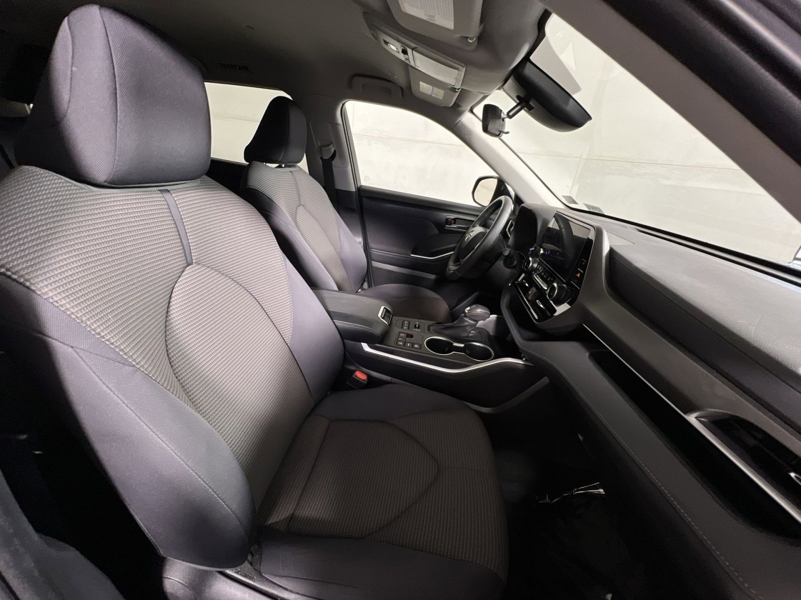 Used 2023 Toyota Highlander LE image 27