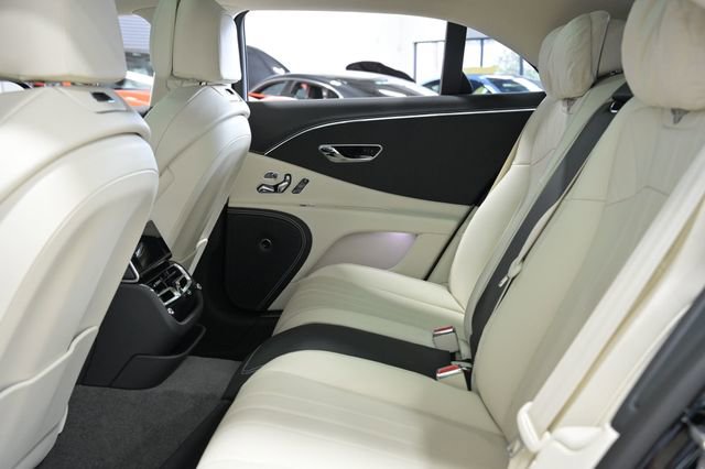 Used 2024 Bentley Flying Spur V8 image 31