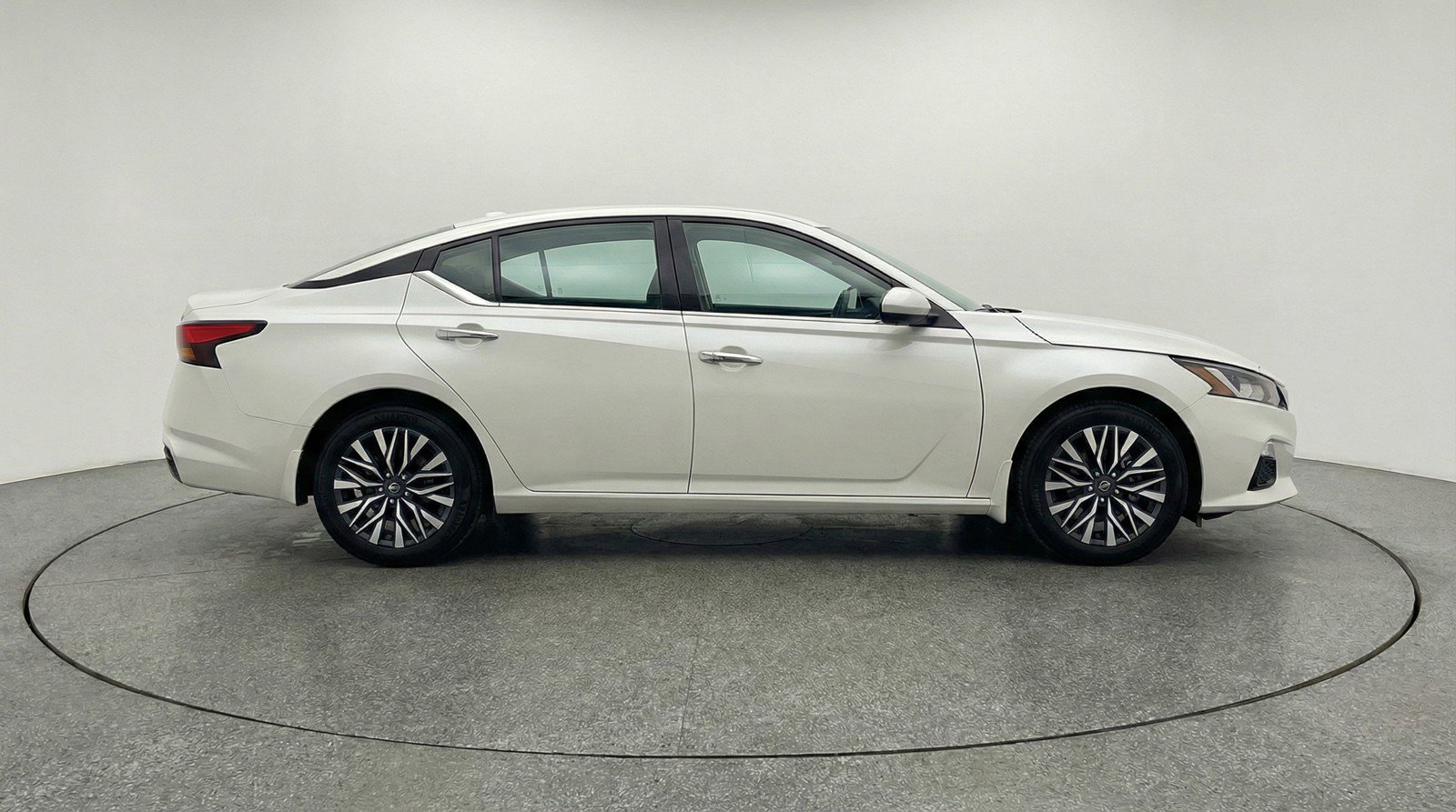 Used 2025 Nissan Altima 2.5 SV FWD image 11