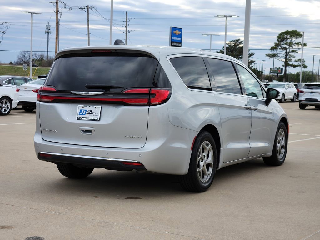 Used 2024 Chrysler Pacifica Limited image 9