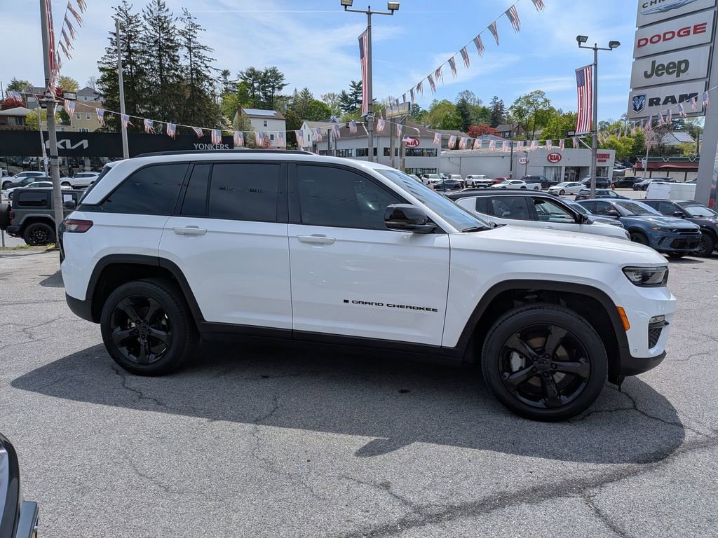 Used 2023 Jeep Grand Cherokee Limited w/ Luxury Tech Group II AWD/4WD image 5