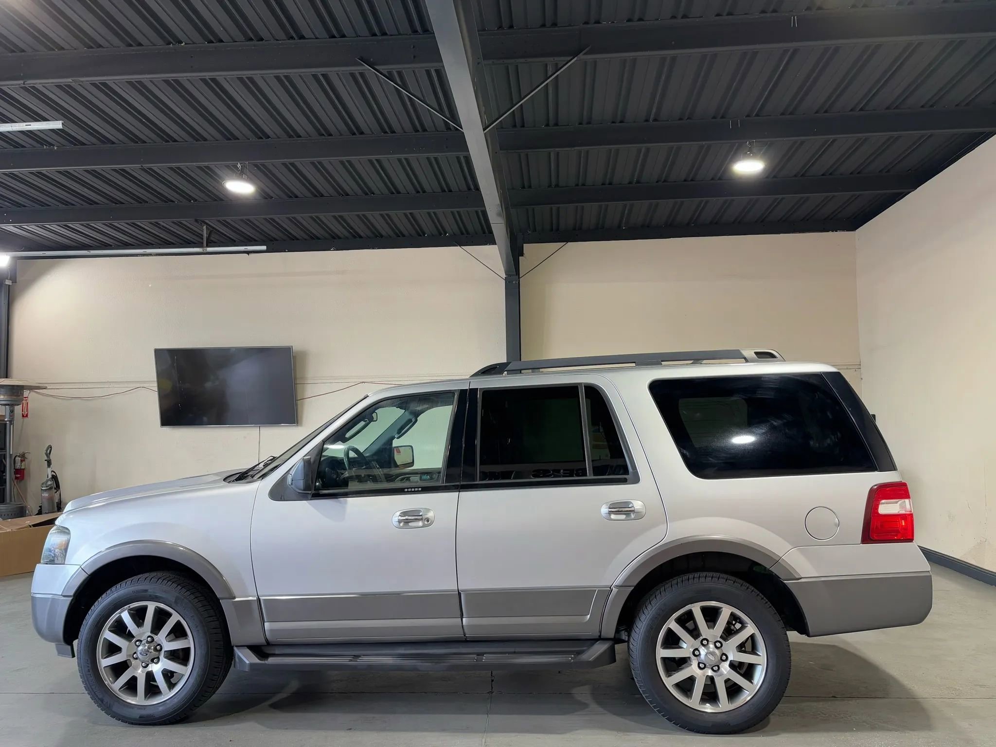 Used 2011 Ford Expedition XLT w/ 203A Rapid Spec Order Code image 5