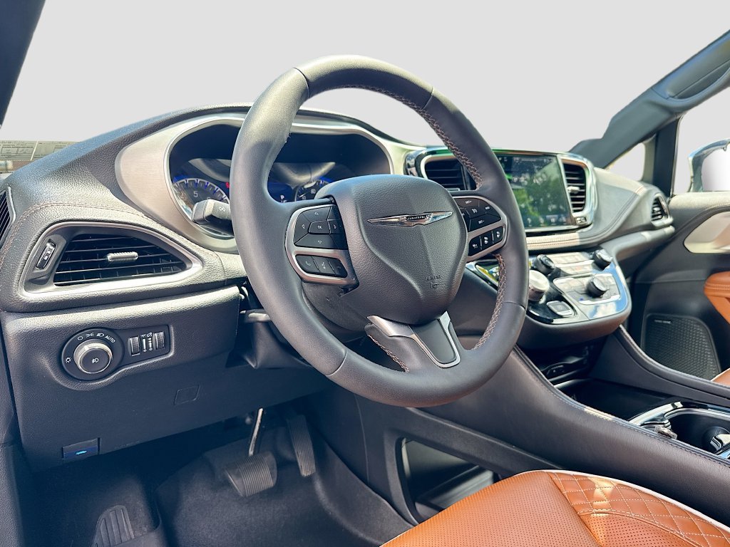 Used 2024 Chrysler Pacifica Pinnacle FWD image 11