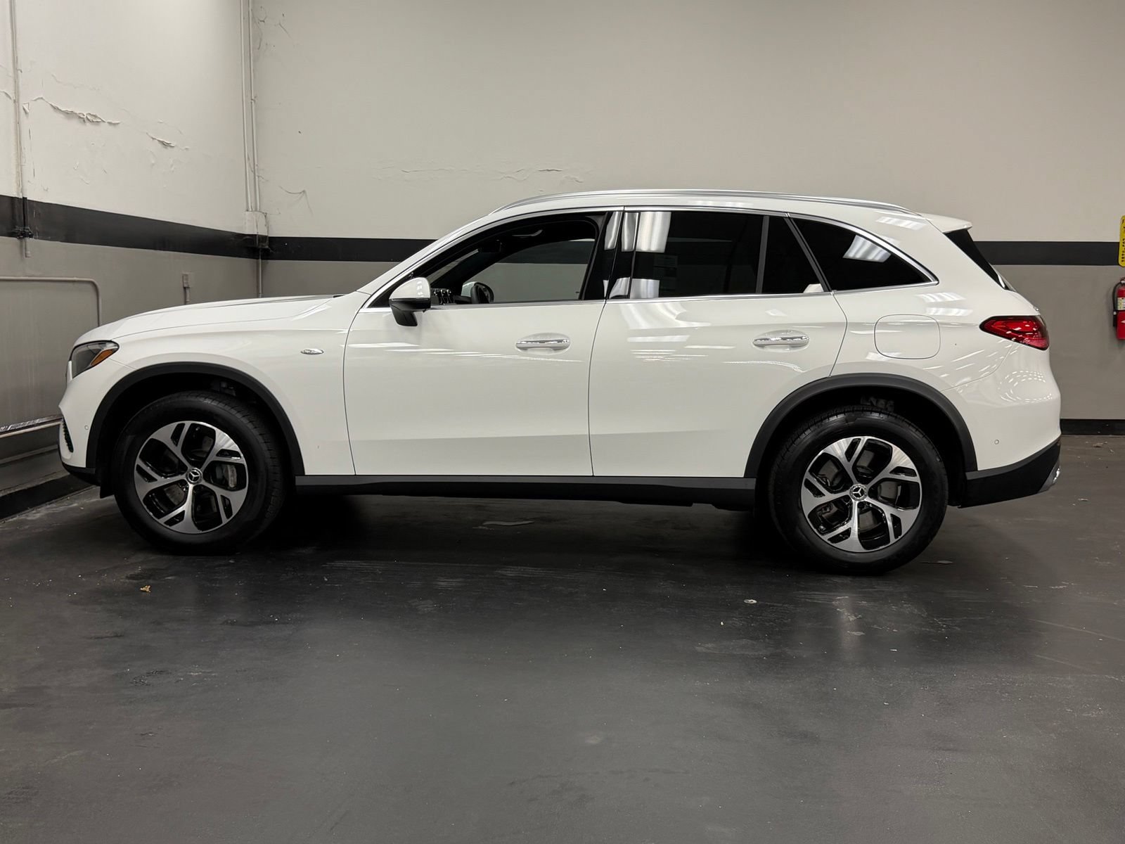 Used 2025 Mercedes-Benz GLC 350e 4MATIC image 8