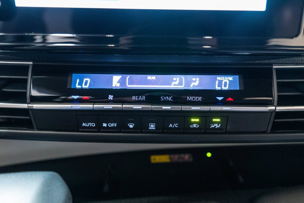 Certified 2025 Toyota Sienna LE FWD image 26
