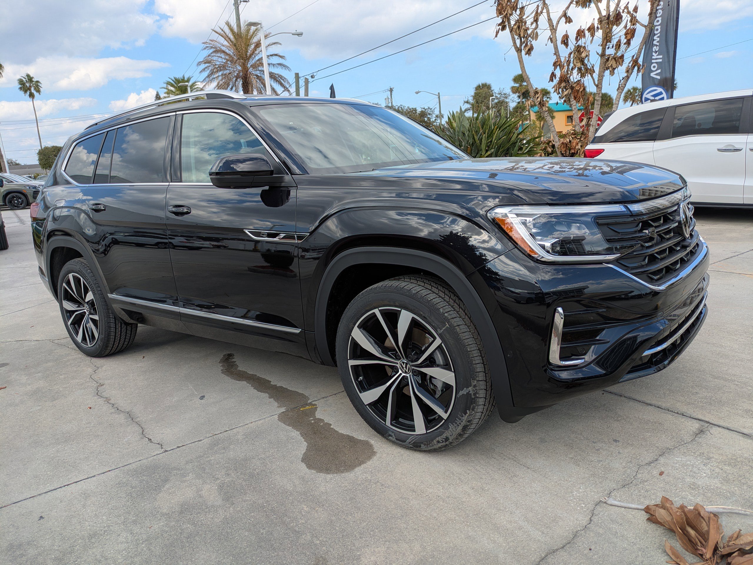 New 2026 Volkswagen Atlas SEL Premium R-Line image 2