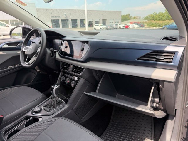Used 2023 Volkswagen Taos SE w/ Panoramic Sunroof Package AWD/4WD image 12