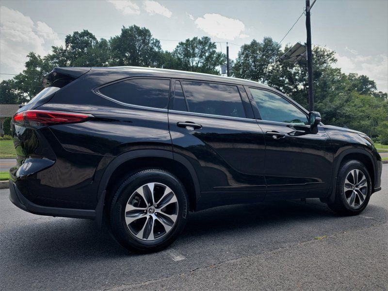 Used 2020 Toyota Highlander XLE AWD/4WD image 6
