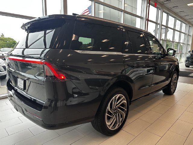 Certified 2025 Lincoln Navigator Reserve AWD/4WD image 5